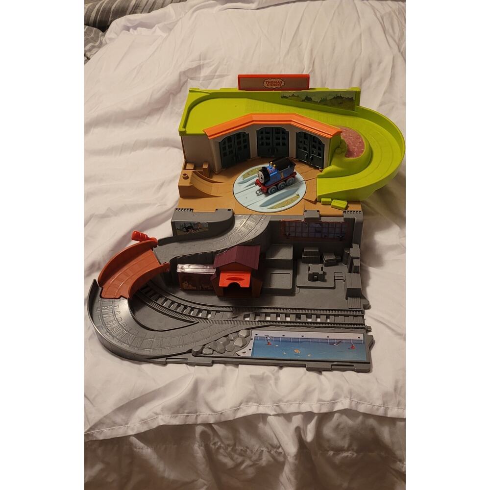 Thomas & Friends Sodor Take Along Playset w Thomas The Train Engine Portable